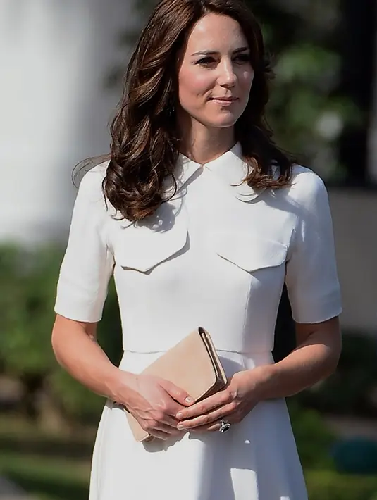 Menurut Pangeran William, sosok Kate Middleton adalah sebagai wanita yang lembut, baik hati, ramah dan penuh kharisma. (AFP/Bintang.com)