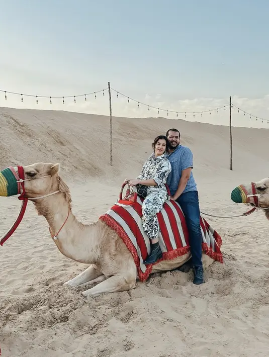Ia juga tampak begitu serasi saat bersanding dengan sang suami yang tampil kasual dengan kemeja.  [Foto: Instagram/ Tasya Farasya]