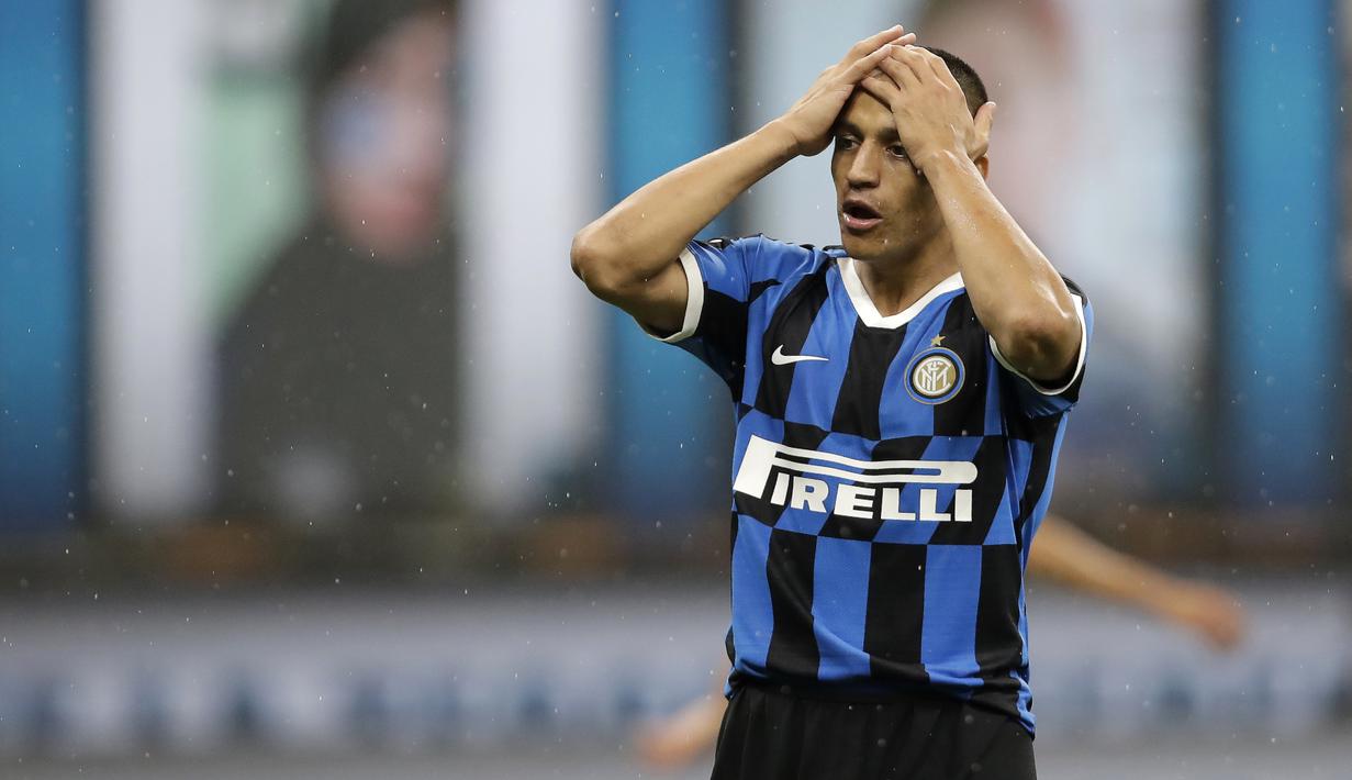 Striker Inter Milan, Alexis Sanchez, tampak kecewa usai gagal mengalahkan Fiorentina pada laga Serie A di Stadion di Giuseppe Meazza, Rabu (22/7/2020). Kedua tim bermain imbang 0-0. (AP Photo/Luca Bruno)