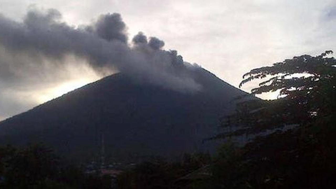 Gunung Gamalama terus bergeliat, warga tetap waspada