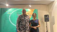 Foto bersama saat acara The ASEAN Family, research to define ASEAN Family Value Irfan Ramli. President Director PT Hakuhodo Indonesia (kiri) dan Devi Atamimi (Kanan) (Dok. Santi Rahayu)
