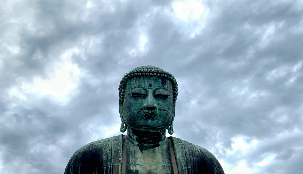 The Great Buddha atau yang biasa disebut Kamakura Daibutsu di kuil Kotoku-in di Kamakura, Prefektur Kanagawa, Jepang pada Sabtu (20/6/2020). Patung Buddha dari perunggu yang menjulang dengan tinggi 13,35 meter ini didirikan tahun 1252. (Behrouz MEHRI/AFP)
