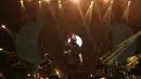 Penampilan Tulus di atas panggung Social Chic 2024 di Stadion Madya, Senayan, Jakarta, Minggu (4/8). [Foto: Adrian Putra/Fimela]