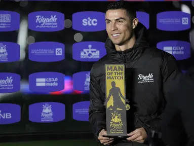 Penyerang Riyadh All Star, Cristiano Ronaldo memegang trofi sebagai 'Man of the match' setelah pertandingan persahabatan melawan PSG di Stadion Universitas King Saud, di Riyadh, Arab Saudi, 19 Januari 2023. Megabintang Portugal itu mencetak dua gol di laga tersebut. (AP Photo/Hussein Malla)