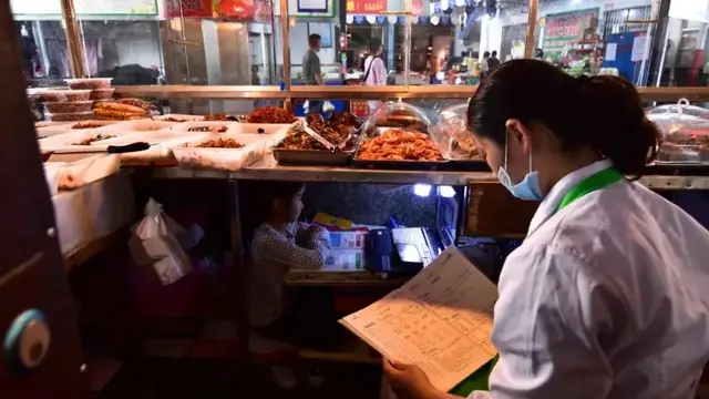 Bocah Ini Rela Belajar di Bawah Meja Tempat Jualan Ibunya, Aksinya Bikin Haru