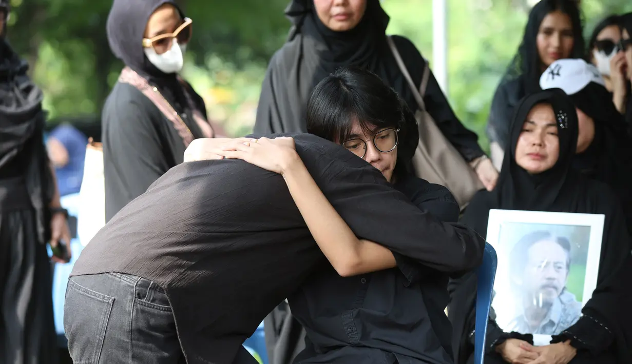 Sementara sang buah hati, Quentin Stanislavski, terlihat tegar dan setia mendampingi Karina Ranau yang larut dalam kesedihan. Tampak dalam foto, Quentin Stanislavski dipeluk salah satu kerabat sesaat sebelum pemakaman ayahnya, Epy Kusnandar, di Tempat Pemakaman Umum (TPU) Jeruk Purut, Jakarta Selatan, Kamis (4/12/2025) pagi. (Kapanlagi.com/Budy Santoso)