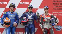 Pembalap Movistar Yamaha, Maverick Vinales punya kans besar menggusur Valentino Rossi dari urutan ketiga klasemen usai merebut pole position MotoGP Valencia 2018. (JOSE JORDAN / AFP
