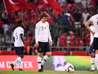 Para pemain Prancis tampak lesu usai ditaklukkan Turki pada laga kualifikasi Piala Eropa 2020 di Stadion Buyuksehir Belediyesi, Minggu (9/6). Turki menang 2-0 atas Prancis. (AFP/Franck Fife)