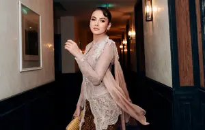 Gaya Olla Ramlan Kondangan ke Pernikahan Aufar Hutapea, Cantik Berkebaya