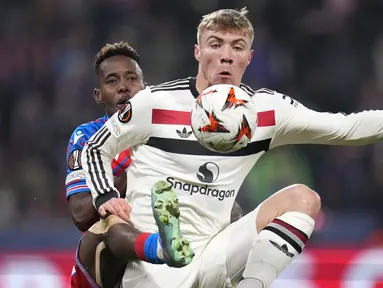 Pemain Manchester United, Rasmus Hojlund (kanan) berebut bola dengan pemain Viktor Plzen, Sampson Dweh pada laga lanjutan Liga Europa 2024/2025 di Doosan Arena, Plzen, Republik Ceska, Jumat (13/12/2024). (AP Photo/Petr David Josek)