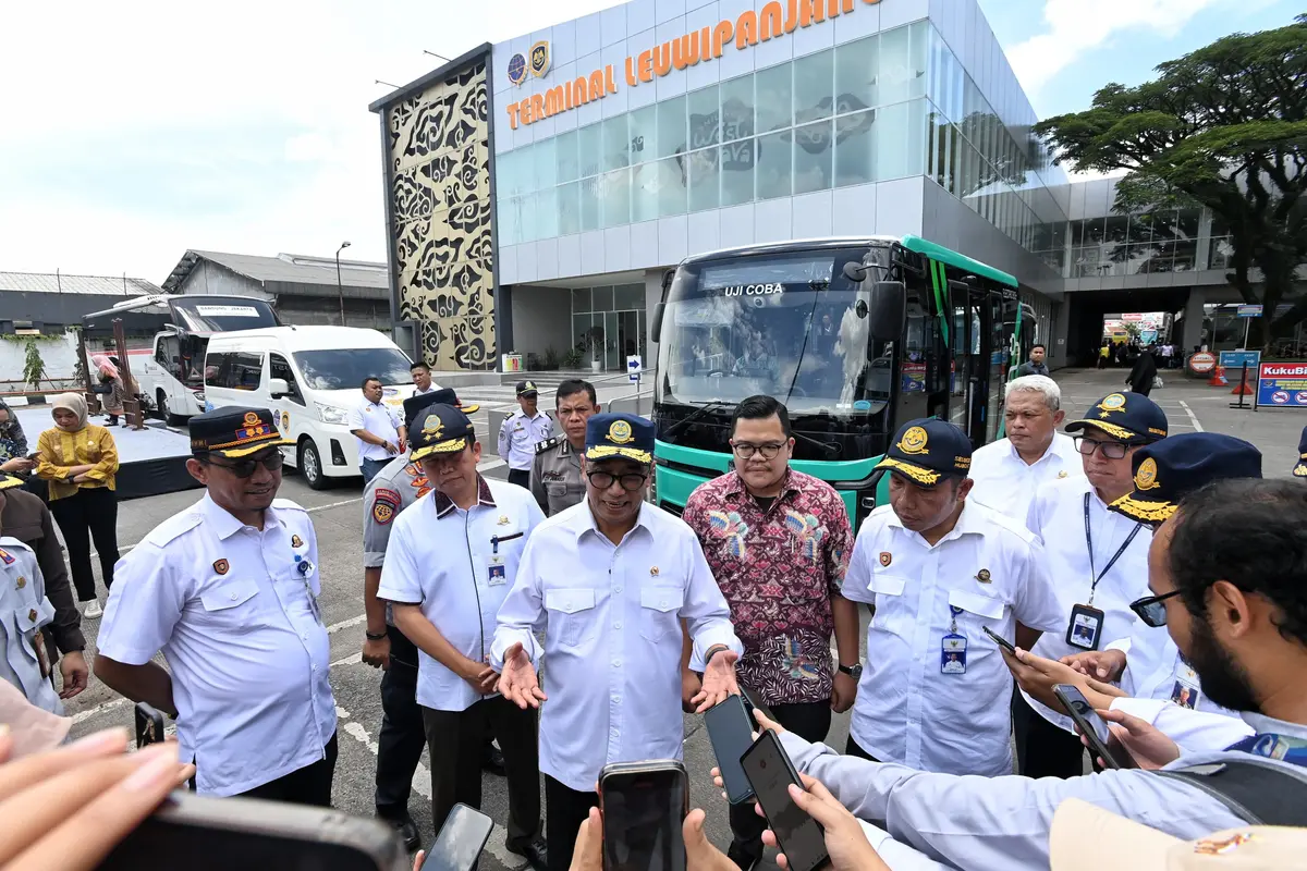 Menteri Perhubungan Budi Karya Sumadi meninjau Terminal Tipe A Leuwipanjang, Bandung pada Jumat (2/2).