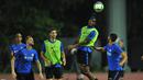 Gelandang Inter Milan, Geoffrey Kondogbia, menyundul bola saat mengikuti sesi latihan di Nanjing, China, Minggu, (23/7/2017). Inter Milan akan menghadapi Olympique Lyon pada laga turnamen pramusim ICC 2017. (AFP/STR)