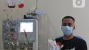 Penyintas COVID-19 menunjukkan plasma konvalesennya di PMI Bekasi, Jawa Barat, Kamis (11/2/2021). Pemerintah setempat membuka layanan donasi plasma konvalesen untuk membantu kesembuhan pasien yang masih terpapar COVID-19. (Liputan6.com/Herman Zakharia)
