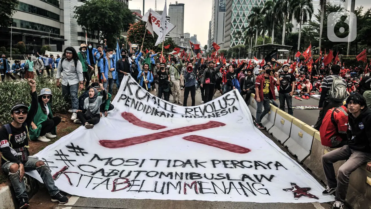 Aksi Ratusan Buruh Tolak UU Cipta Kerja