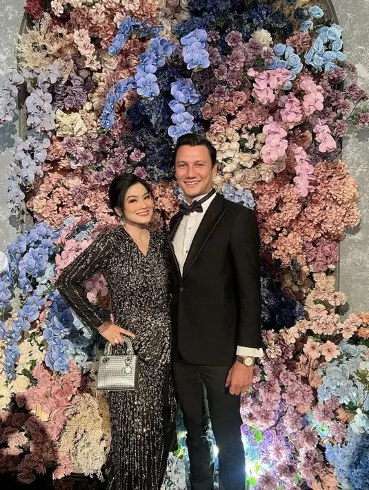 Hitam dan silver menjadi warna yang mendominasi pada tampilan Titi Kamal. Dilengkapi dengan tas Lady Dior, penampilannya semakin glamor. [Foto: Instagram/ Titi Kamal]