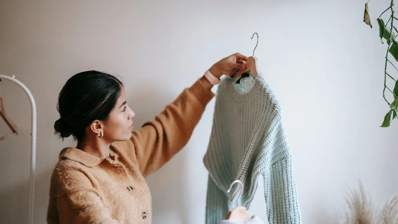 Begini Cara Menata Pakaian Kebesaran agar Tetap Stylish