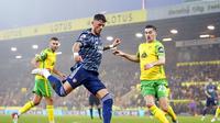 Bek Arsenal, Ben White (kiri) mencoba melepaskan tendangan, tapi diadang oleh pemain Norwich City, Kenny McLean. (Joe Giddens/PA via AP)