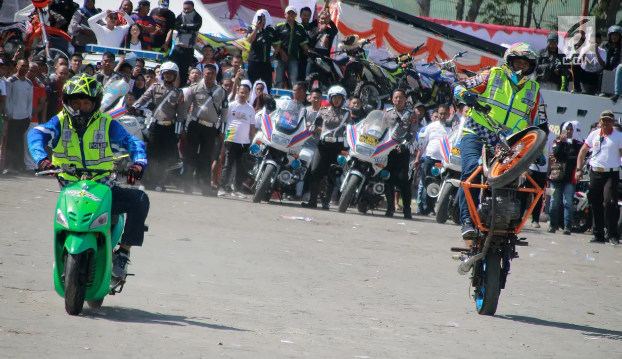 Aksi freestyle motor selama kegiatan Millenial Road Safety Festival Gorontalo, Minggu (10/2). Atraksi freestyle digelar di Lapangan Taruna Remaja Kota Gorontalo. (Liputan6.com/Rahmad Arfandi Ibrahim)