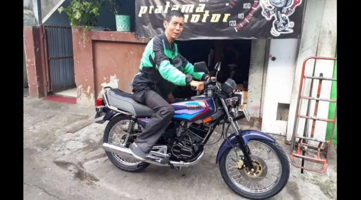 Setelah tim Bedah King merekondisi, Hermanto berpose menunggangi Yamaha RX King. (Facebook Firman Fadillah)