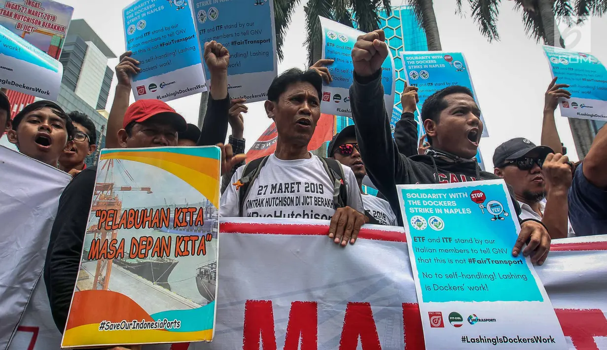 Pekerja yang tergabung dalam Serikat Pekerja JICT berorasi saat menggelar aksi menutup jalan di depan gedung Kementerian BUMN, Jakarta, Rabu (13/3).  Mereka menuntut Kementerian BUMN segera memutus kontrak Hutchison di JICT. (Liputan6.com/HO/Asri)
