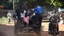 Petugas mengevakuasi sandera yang berhasil diselamatkan dari Hotel Radisson Blu di Bamako, Mali, Jumat (20/11). Kelompok militan Islam menyerbu hotel mewah tersebut dan  menyandera lebih dari 100 orang tamu serta staf hotel. (AFP PHOTO/Habibou Kouyate)