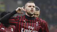 Penyerang AC Milan, Ante Rebic berselebrasi usai mencetak gol ke gawang Torino pada pertandingan lanjutan Liga Serie A Italia di stadion San Siro, di Milan, Italia, (18/2/2020). Gol tunggal Rebic mengantar Milan menang tipis atas Torino 1-0. (AP Photo/Antonio Calanni)