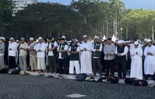 Massa Reuni 212 Mulai Berdatangan di Monas, Awali Kegiatan dengan Salat Maghrib Berjemaah