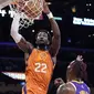 Center Phoenix Suns Deandre Ayton melakukan dunk di atas center Los Angeles Lakers Dwight Howard dalam pertandingan NBA di Staples Center, Sabtu, 23 Oktober 2021, di Los Angeles. (AP Photo/Marcio Jose Sanchez)