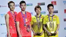 Pebulutangkis ganda putra Indonesia, Marcus Fernaldi Gideon dan Kevin Sanjaya Sukamuljo berpose menunjukkan medali usai mengalahkan pasangan Tiongkok, Zhang Nan/Liu Cheng pada final BWF Dubai Super Series Finals 2017, Minggu (17/12). (GIUSEPPE CACACE/AFP)
