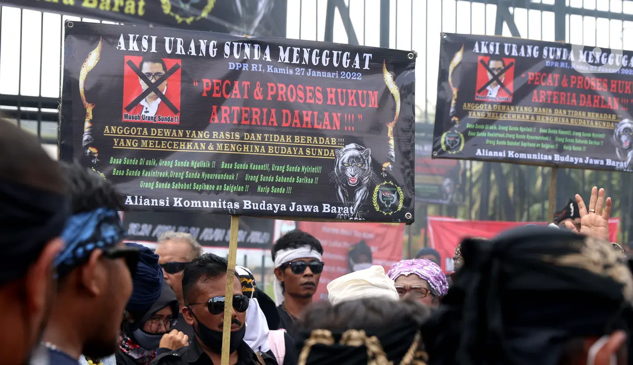 Warga yang tergabung dalam Aliansi Komunitas Budaya Jawa Barat (sunda) melakukan aksi di depan Gedung DPR, Jakarta, Kamis (27/1/2022). Massa menuntut anggota DPR F-PDIP Arteria Dahlan dipecat dari anggota dewan karena dinilai melakukan penghinaan terhadap budaya sunda. (Liputan6.com/Angga Yuniar)