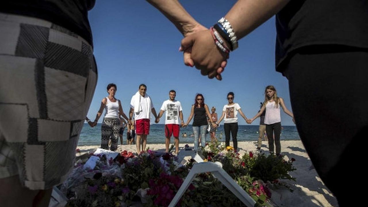 Duka kerabat doakan korban penembakan ISIS di Tunisia