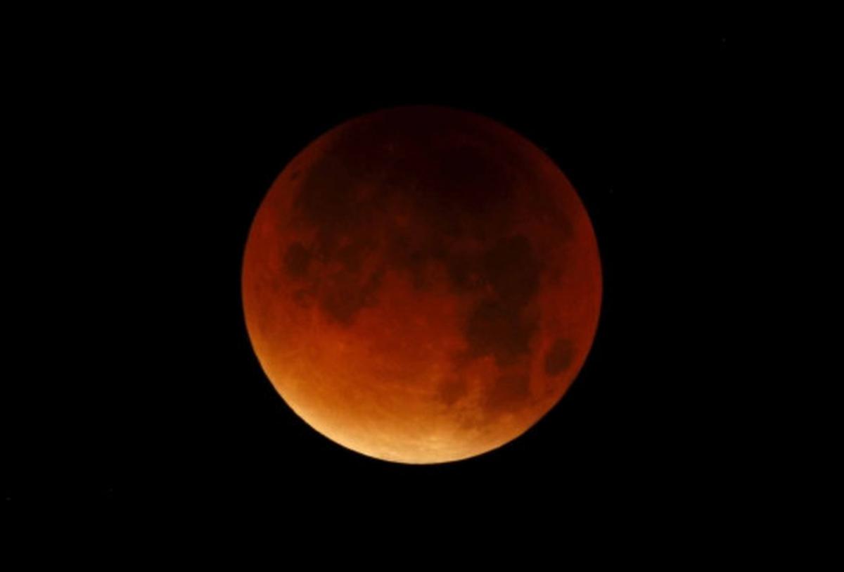 Menyaksikan keindahan fenomena Supermoon 'berdarah'
