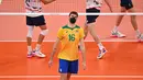 Pemain Brasil Lucas Saatkamp bereaksi setelah mendapatkan poin dalam penyisihan grup B bola voli putra Olimpiade Tokyo 2020 antara Brasil dan AS di Ariake Arena pada 30 Juli 2021. Lucas Saatkamp menjadi sorotan di Olimpiade karena selalu menggunakan masker saat bertanding. (ANGELA WEISS/AFP)