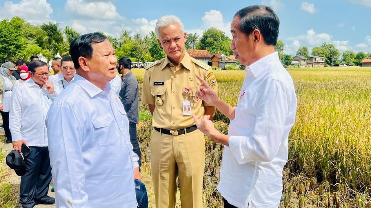 Presiden Jokowi, Menhan Prabowo Subianto, dan Gubernur Jawa Tengah Ganjar Pranowo dalam kunjungan kerja di Jawa Tengah, Kamis (9/3/2023).