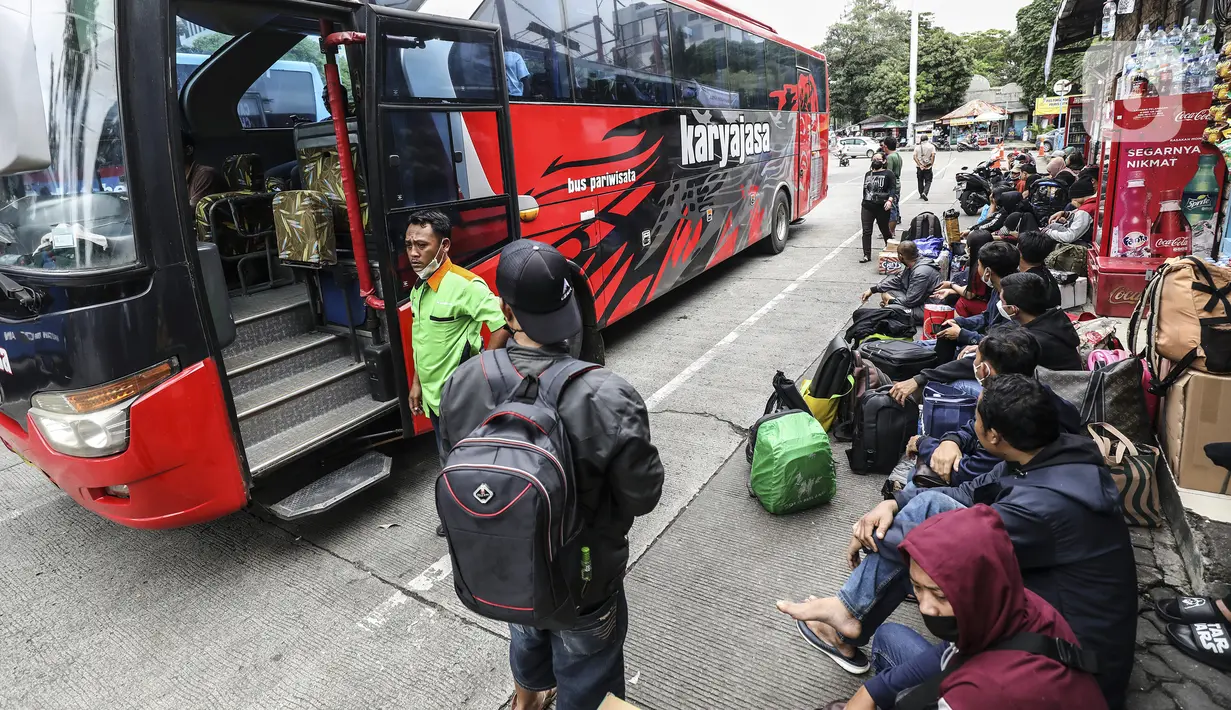 <p>Calon penumpang menunggu bus Antar Kota Antar Provinsi (AKAP) di Terminal Grogol, Jakarta Barat, Kamis (28/4/2022). Jelang Hari Raya Idul Fitri, Terminal Grogol mulai dipadati pemudik yang akan pulang ke kampung halaman untuk merayakan Lebaran. (Liputan6.com/Johan Tallo)</p>