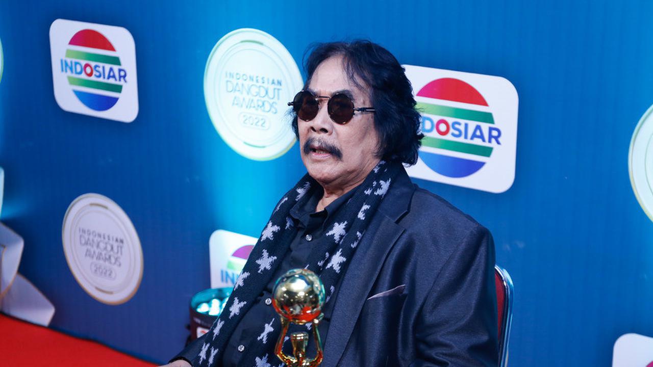 9 Potret Jaja Miharja Tetap Terima Job Manggung, Masih Mau Nyanyi Meski Pakai Tongkat