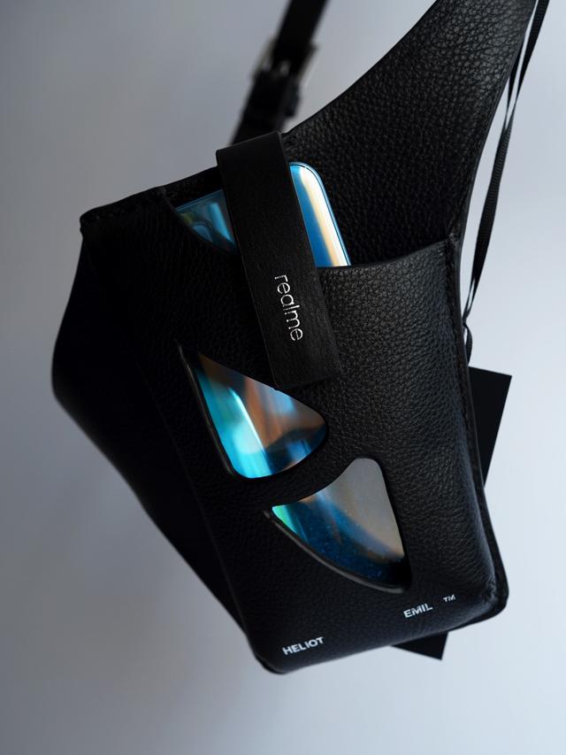 Tas Ponsel Mewah Kolaborasi Realme dan Heliot Emil Eksis di Runway Paris Fashion Week 2022