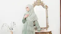 7 Model Gamis Brokat Kombinasi Polos untuk Lebaran 2025