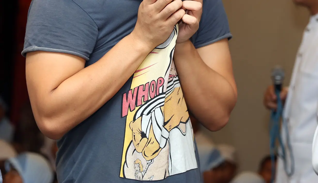 Billy tidak bisa menahan air mata dan terpaksa menghapusnya dengan kaos (Foto: Muhammad Akrom Sukarya)