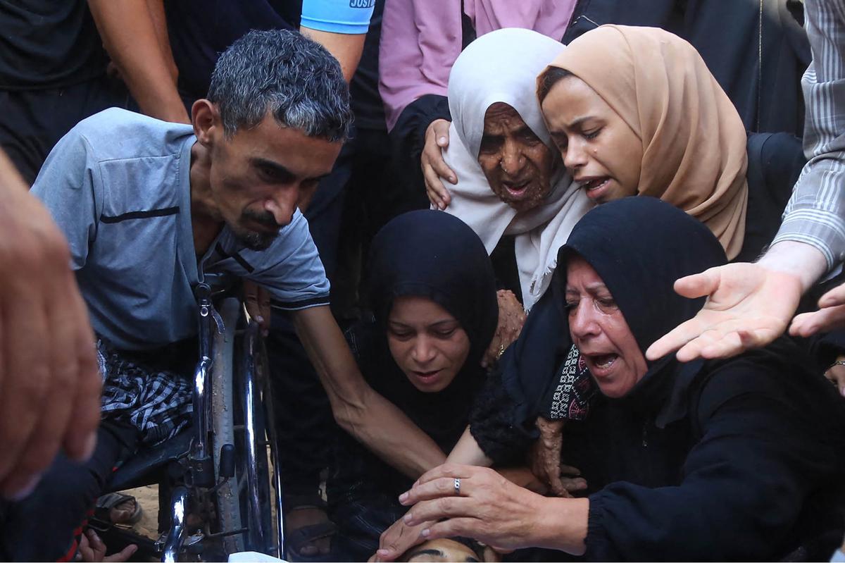FOTO: Ratapan Pilu di Gaza, Serangan Dekat Pusat Bantuan Tewaskan Puluhan Warga Palestina