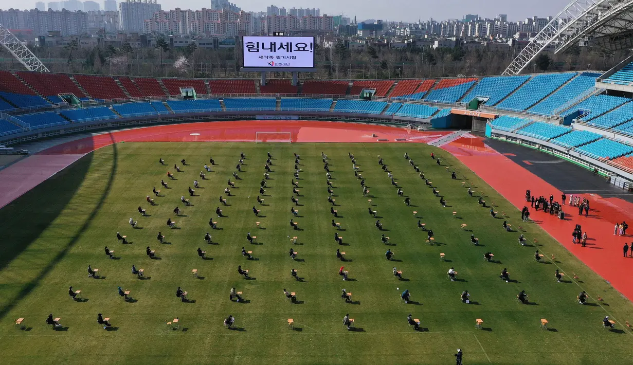 Pelamar kerja saat mengikuti ujian tertulis selama tes rekrutmen untuk Ansan Urban Corporation di stadion Wa di Ansan, Korea Selatan (4/8/2020).  (AP Photo/Hong Ki-won)