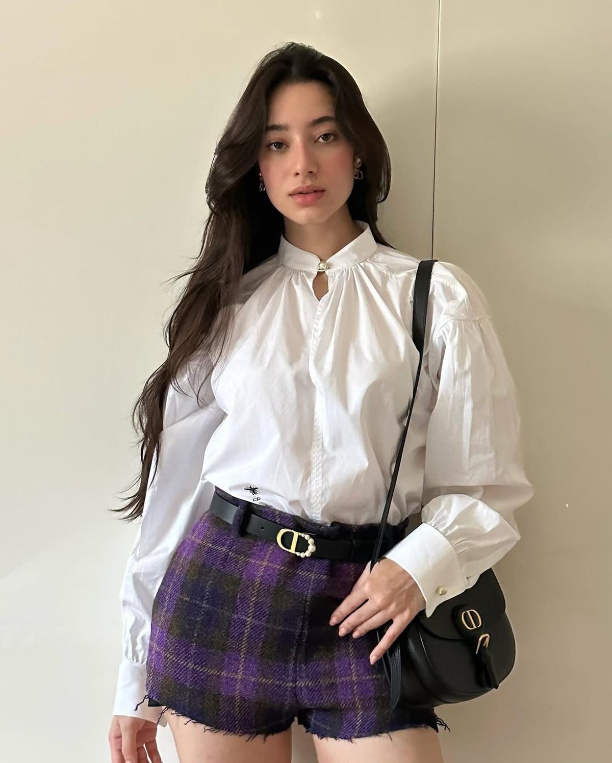 Potret Ameera Khan dengan Outfit Putih, Penampilannya Tampak Cantik dan Elegan