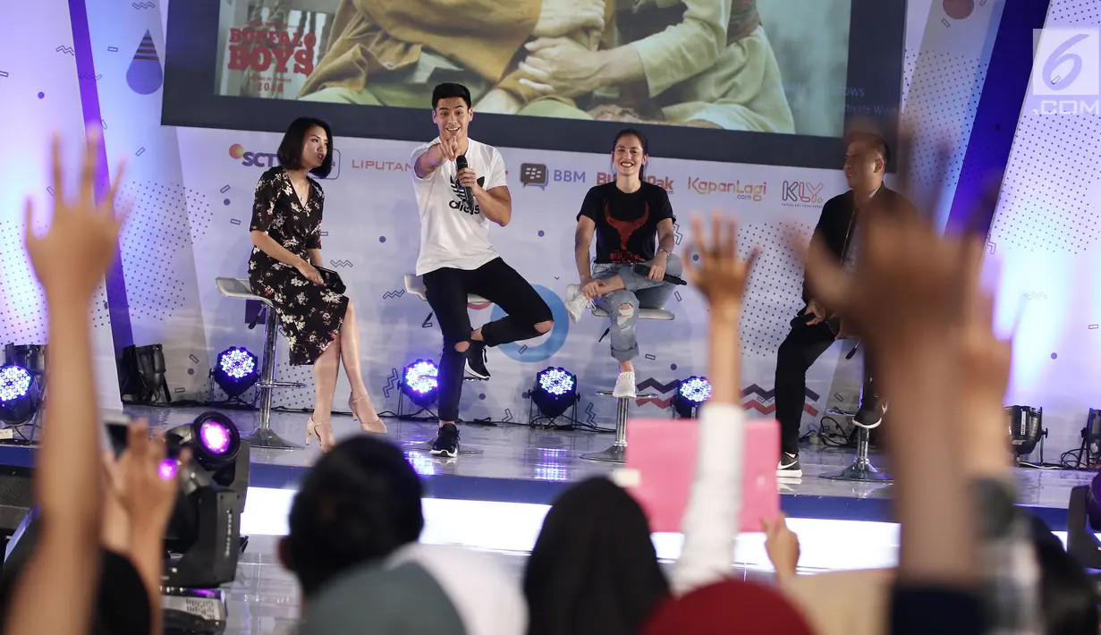 Pemain film Buffalo Boys, Pevita Pearce (dua kanan) bersama Yoshi Sudarso (dua kiri) menyapa penonton Emtek Goes to Campus (EGTC) 2018 di Universitas Negeri Semarang (UNNES), Semarang, Kamis (19/7). (Liputan6.com/Herman Zakharia)