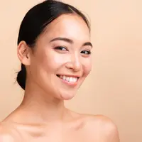 Dengan melakukan ritual pagi yang konsisten, seperti menggunakan vitamin C dan melakukan gentle facial massage kamu dapat mendapatkan kulit yang segar. [Dok/freepik.com]