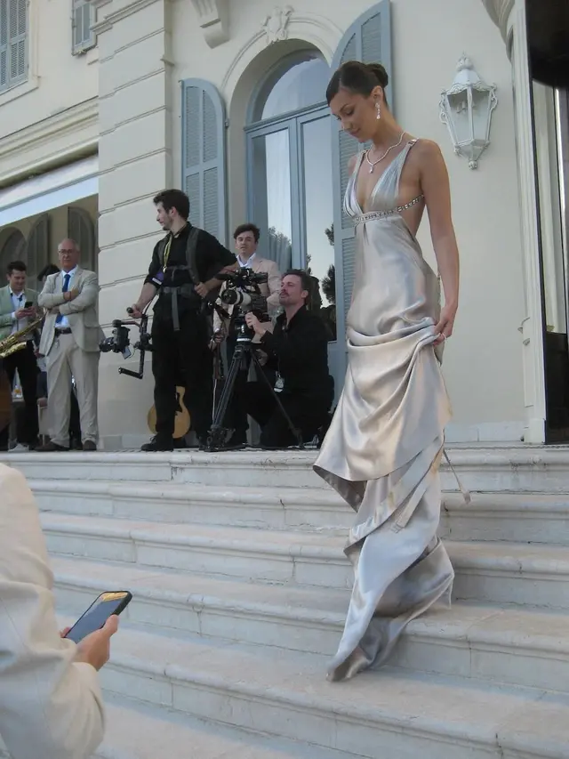 6 Gaya Bella Hadid Dibalut Backless Dress di Festival Film Cannes 2024, Makin Stunning usai Pensiun Jadi Model