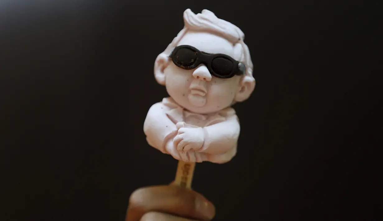 Sanpang susu rasa stroberi berbentuk es krim tiga dimensi (3D-cetak) terlihat di toko Iceason es krim di kota Shanghai, Rabu (27/4). Sanpang adalah nama panggilan China untuk pemimpin Korea Utara Kim Jong Un. (REUTERS/Aly Song)