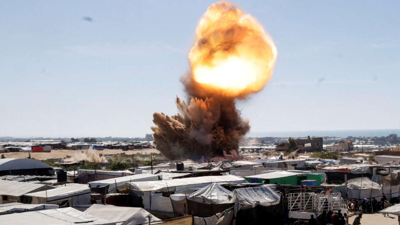 FOTO: Detik-Detik Serangan Udara Israel Bombardir Kamp Pengungsian Palestina di Jalur Gaza