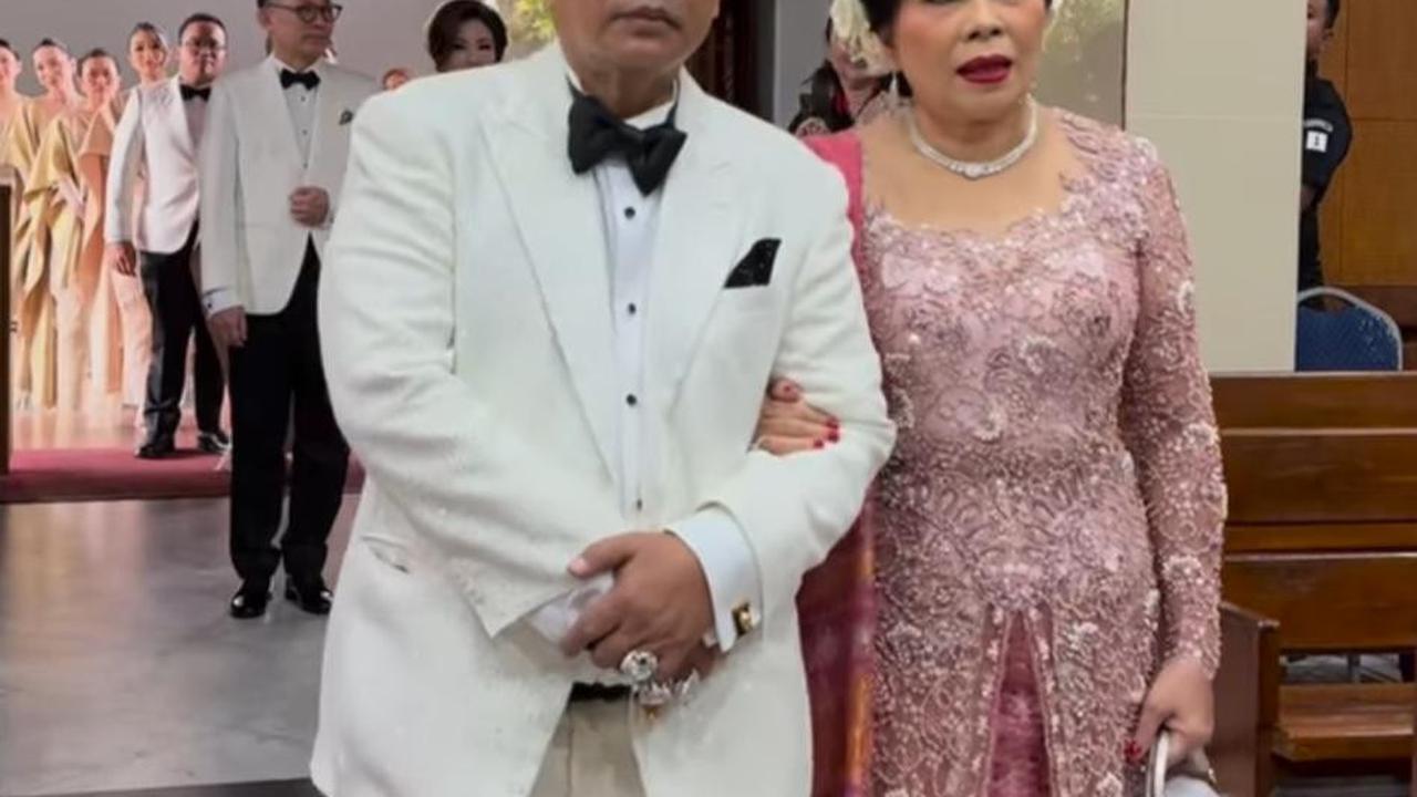 7 Potret Suasana Haru di Pernikahan Frank Hutapea, Hotman Paris Tampil Melow di Momen Sakral