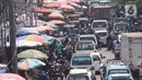 Sejumlah kendaraan terjebak macet di kawasan Pasar Kebayoran Lama, Jakarta, Selasa (11/5/2021). Sudah menjadi tradisi menjelang Idul Fitri 1442 H, warga belanja sembako dan daging untuk keperluan lebaran hingga membuat kawasan tersebut macet. (Liputan6.com/Angga Yuniar)