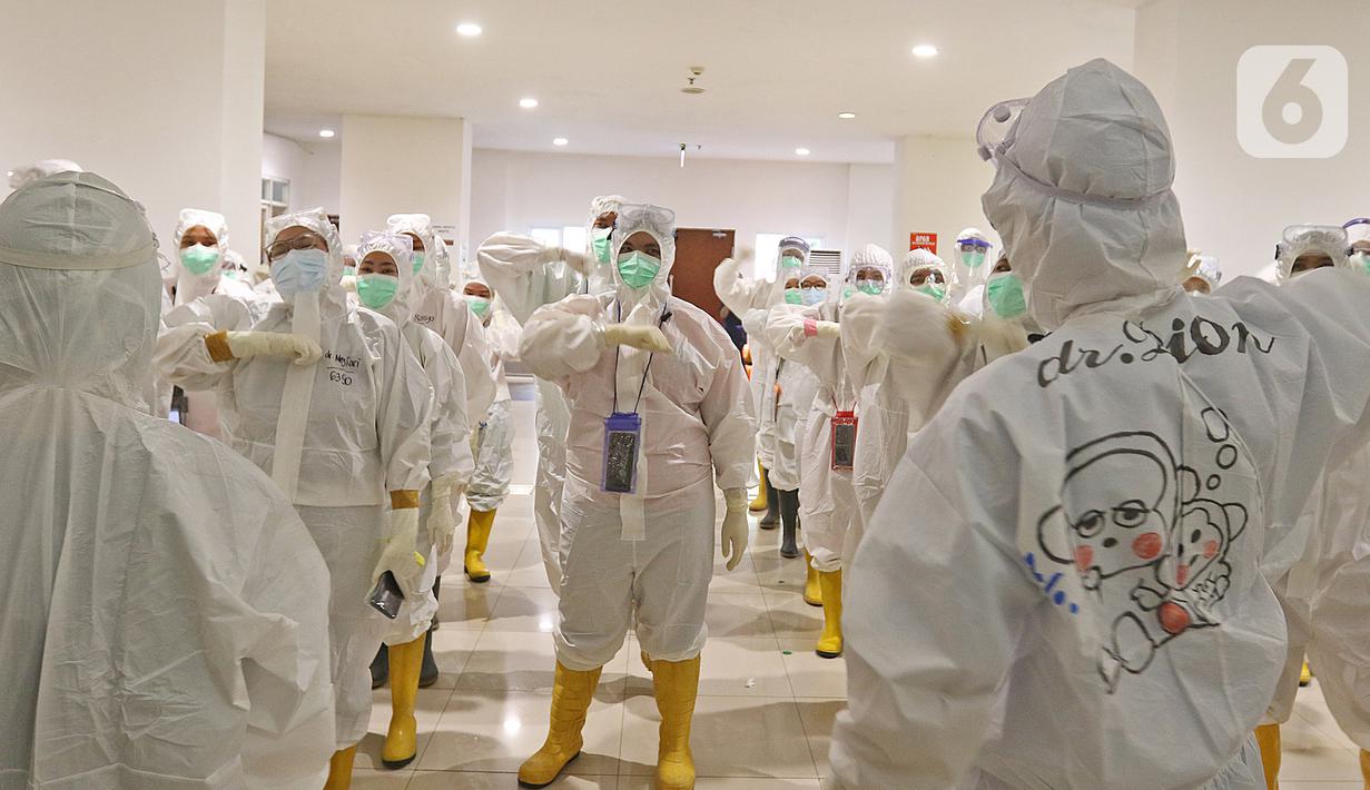 Tenaga Kesehatan melakukan persiapan di RSDC Wisma Atlet, Jakarta, Selasa (26/1/2021). Data Satgas Covid-19 per Selasa (26/1) mencatat kasus COVID-19 di Indonesia bertambah 13.094 orang sehingga total menyentuh angka satu juta, tepatnya 1.012.350. (Liputan6.com/Herman Zakharia)